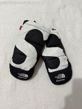Supreme Black & White Puffer Mitt